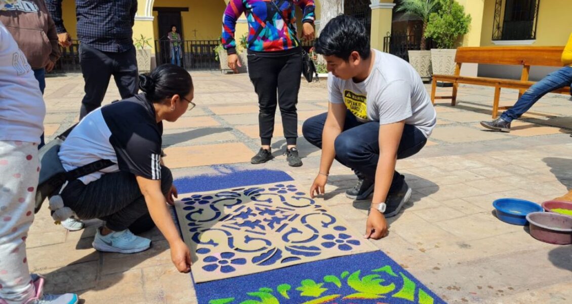 Elaboración de alfombras en Huehuetenango durante la Semana Santa