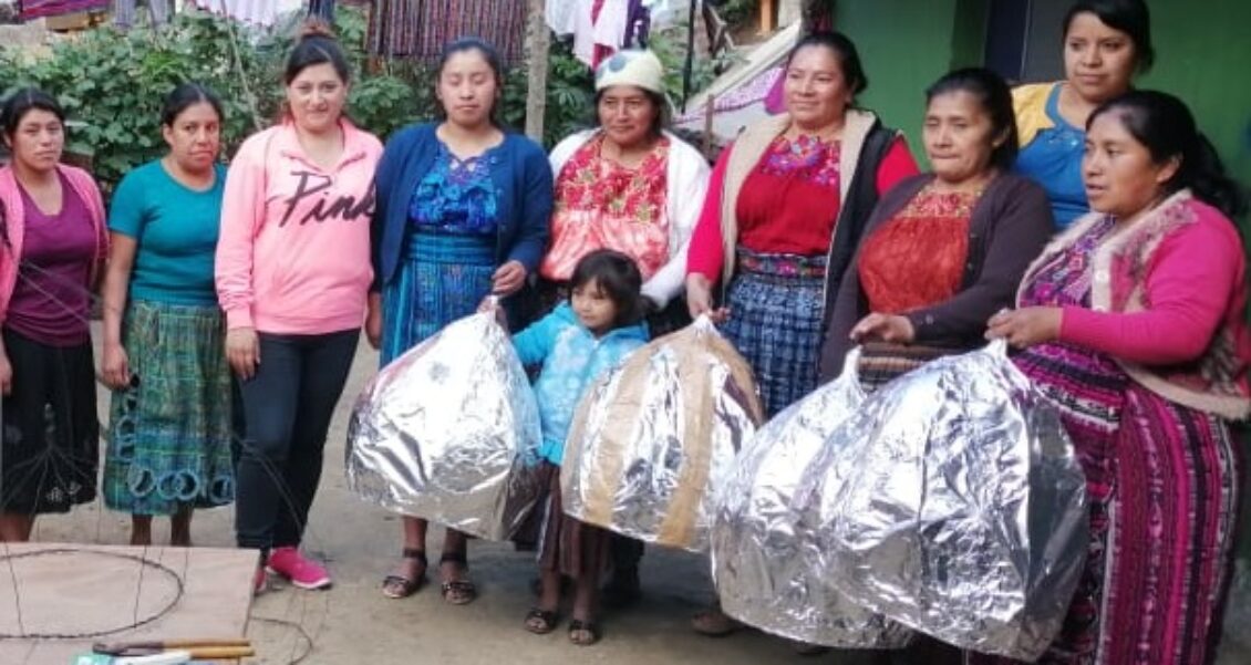 Mujeres aprenden a fabricar hornos artesanales