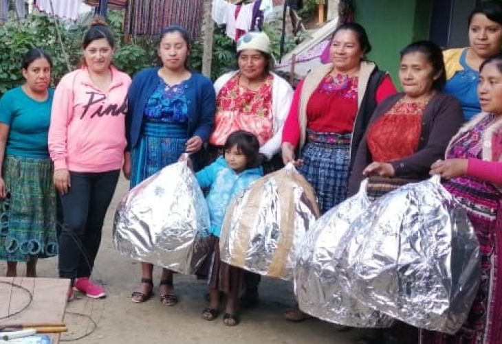 Mujeres aprenden a fabricar hornos artesanales