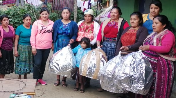 Mujeres aprenden a fabricar hornos artesanales