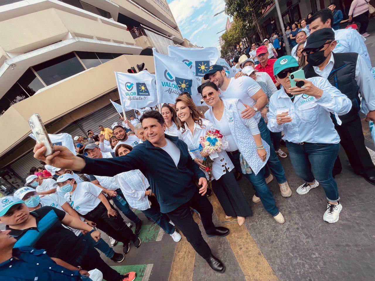 Ricardo Quiñonez y Zury Rios recorren las calles de Ciudad de Guatemala