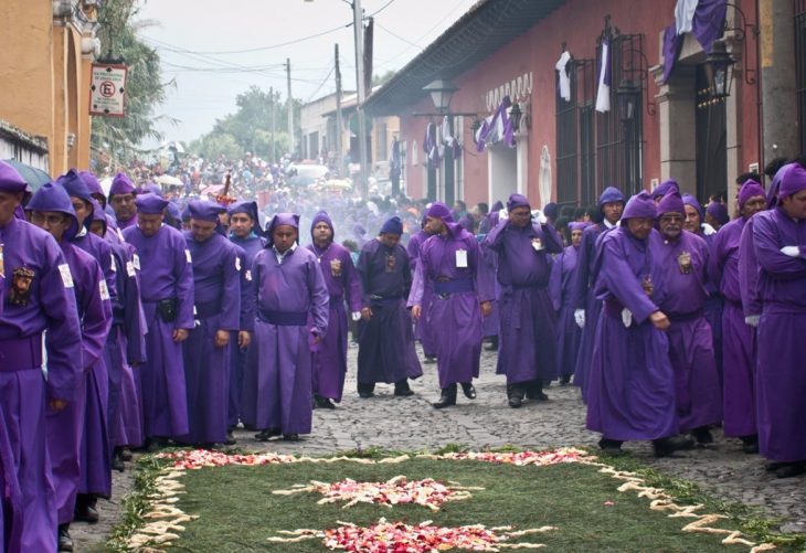 Cucuruchos quitan automóvil estacionado en ruta procesional