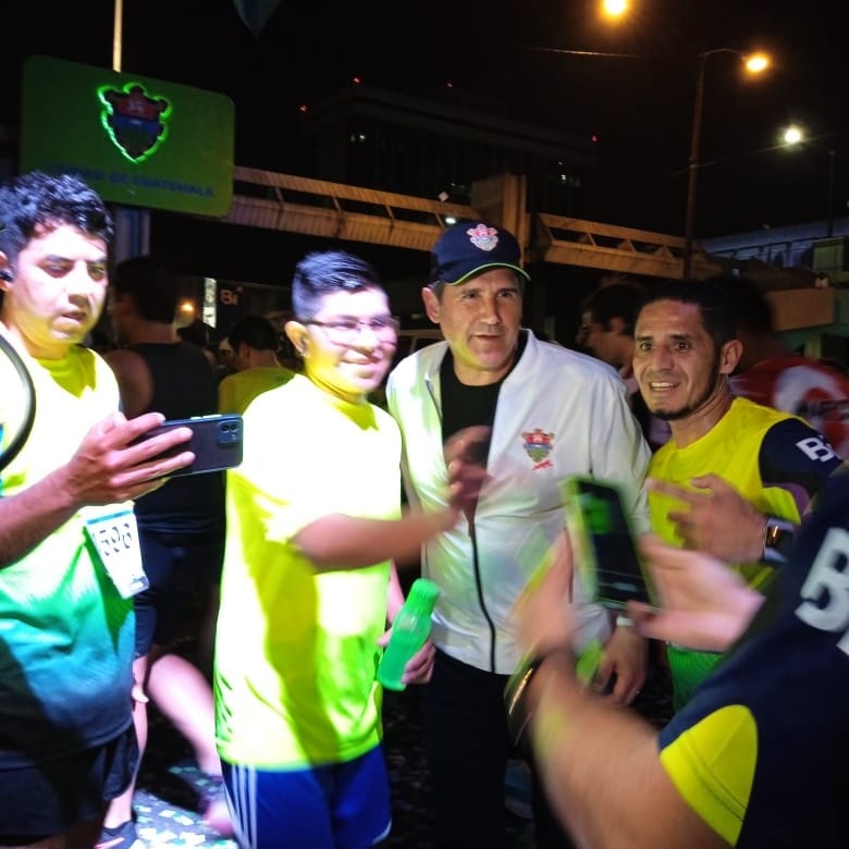 Noche de deporte y alegría en Ciudad de Guatemala, carrera nocturna