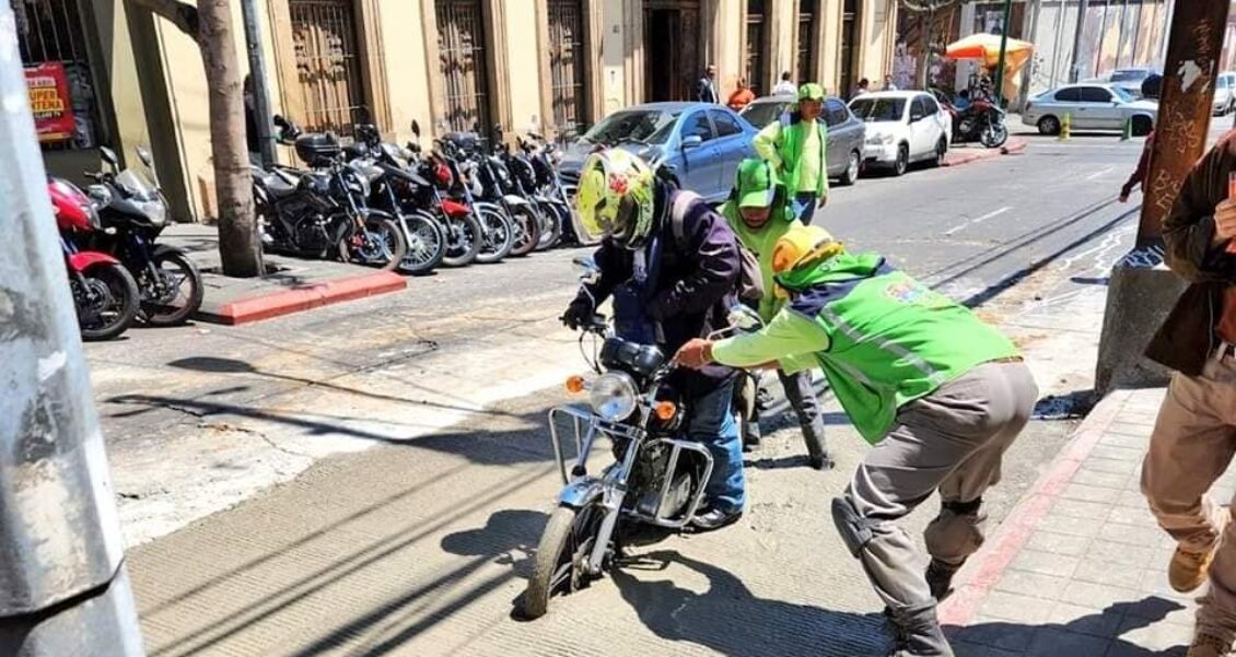 ¡Cemento fresco! Motorista queda atrapado 
