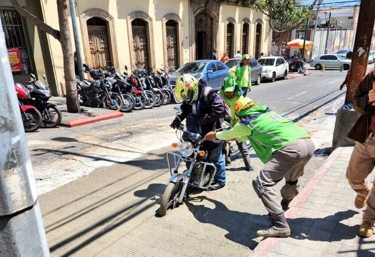 ¡Cemento fresco! Motorista queda atrapado 