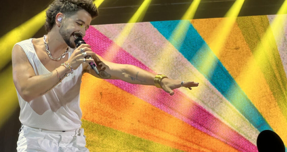 Pareja se compromete en concierto de Camilo