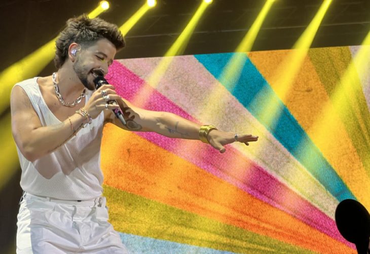 Pareja se compromete en concierto de Camilo