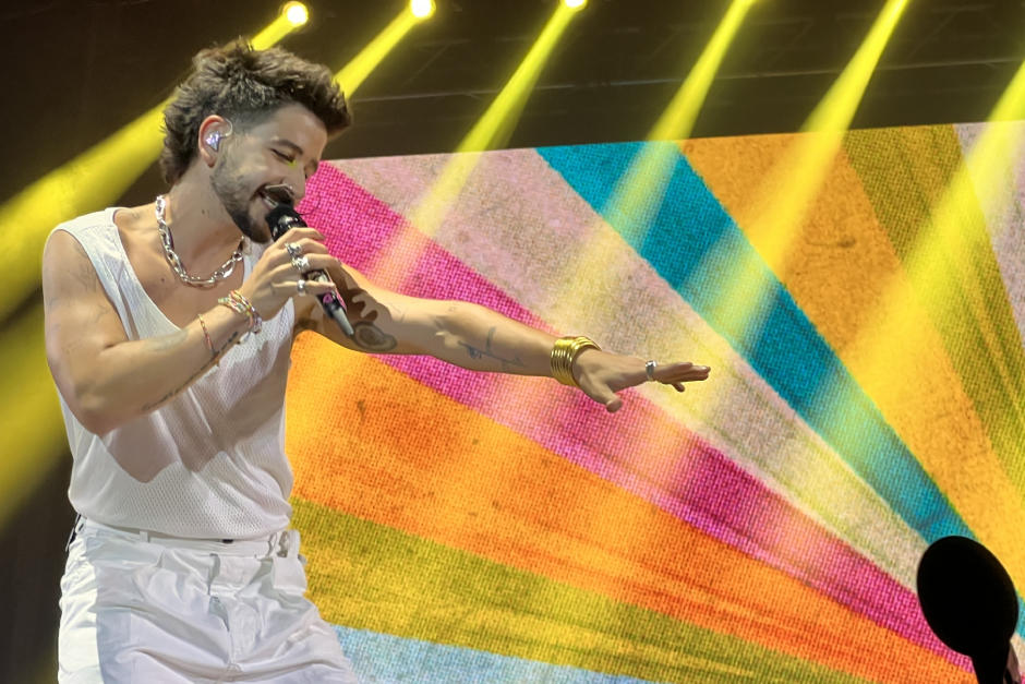 Pareja se compromete en concierto de Camilo