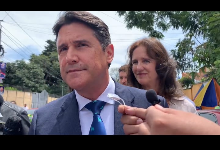 Ricardo Quiñonez, candidato de Valor Unionista, acude a votar