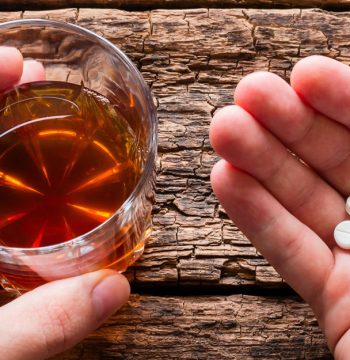 ¿Qué ocurre si mezclas alcohol y medicamentos?