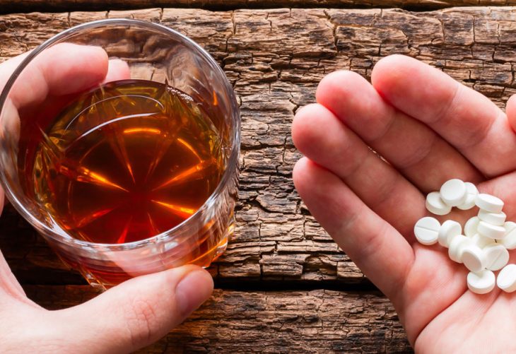 ¿Qué ocurre si mezclas alcohol y medicamentos?