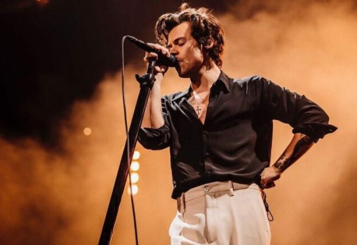 Agreden a Harry Styles: le lanzan objeto a la cara