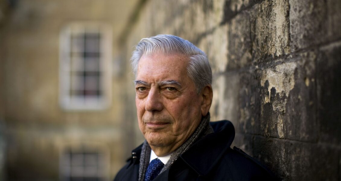 Mario Vargas Llosa hospitalizado por Covid