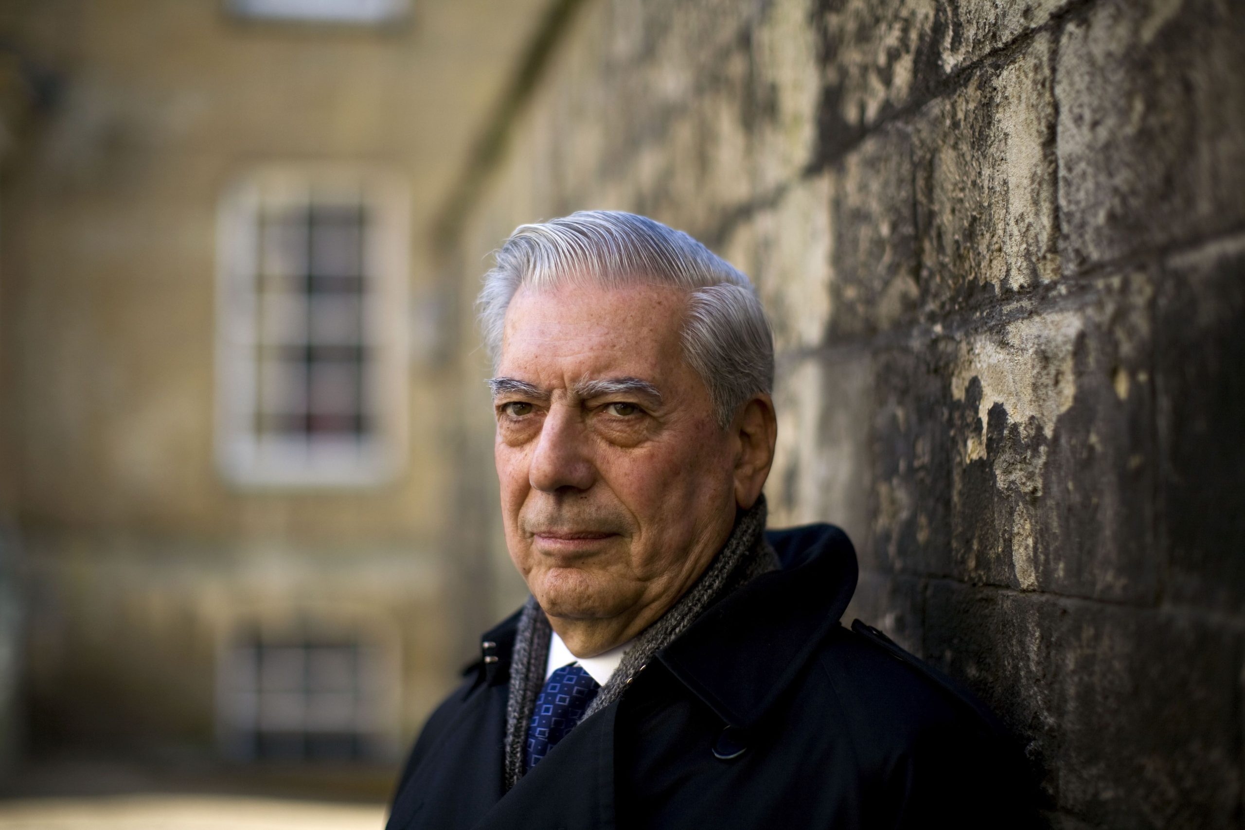 Mario Vargas Llosa hospitalizado por Covid