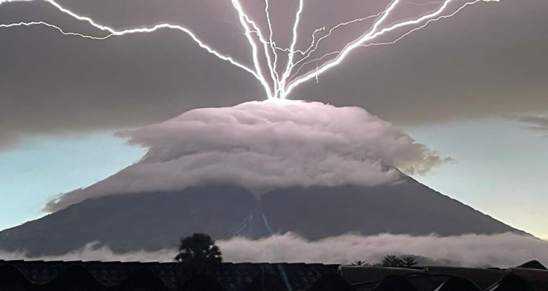 Video: Así fueron los rayos volcánicos en Antigua Guatemala