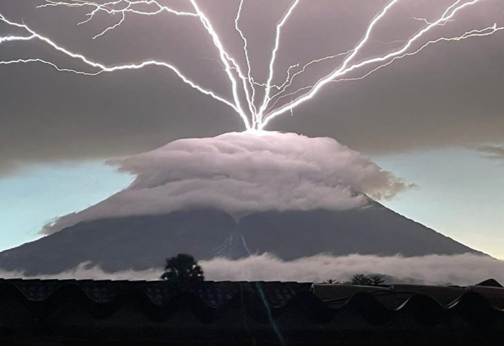 Video: Así fueron los rayos volcánicos en Antigua Guatemala