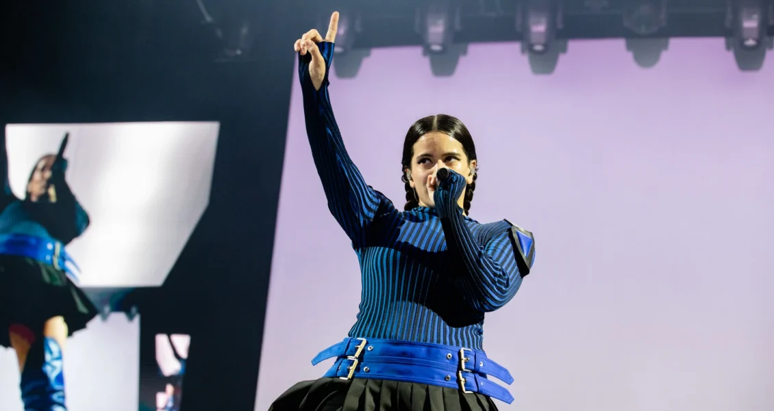 Viral: Rosalía rompe en llanto durante presentación en París