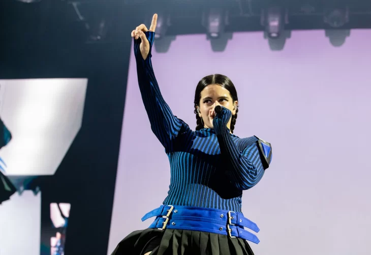Viral: Rosalía rompe en llanto durante presentación en París