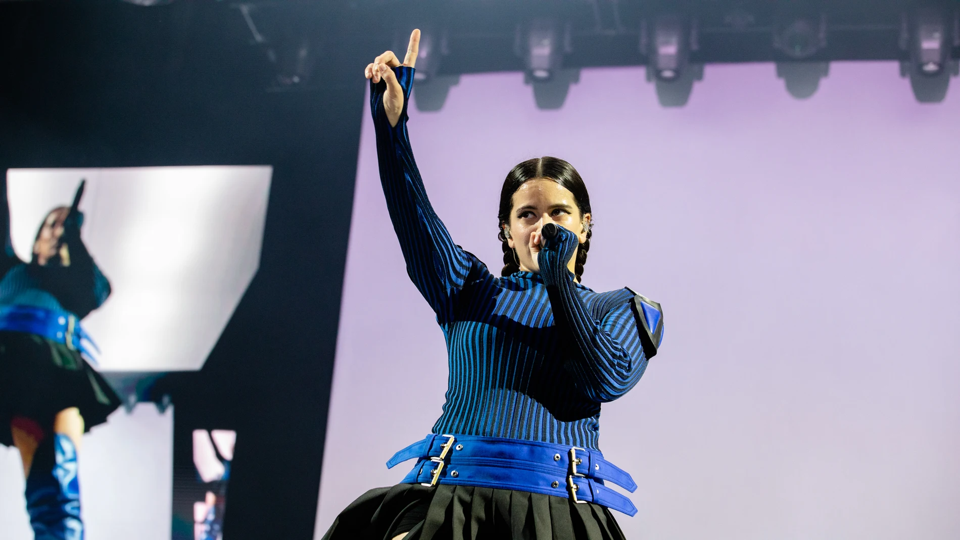 Viral: Rosalía rompe en llanto durante presentación en París