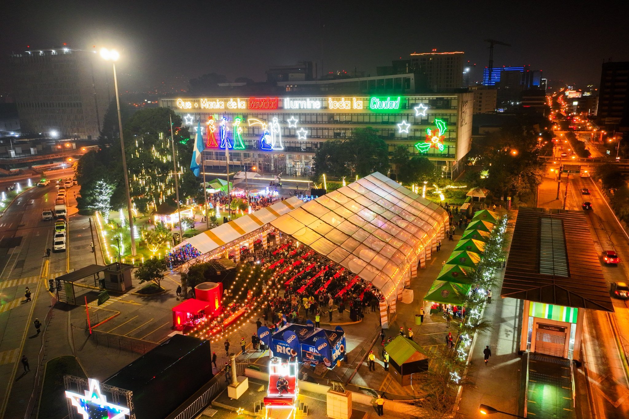 Ricardo Quiñónez Celebra Cena Navideña en Compañía de la Comunidad