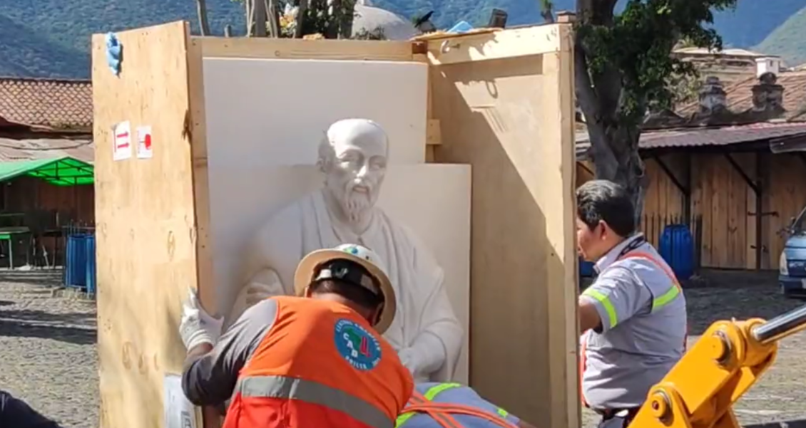 Llega a Antigua Guatemala la escultura del Santo Hermano Pedro