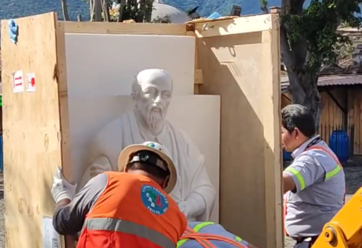 Llega a Antigua Guatemala la escultura del Santo Hermano Pedro