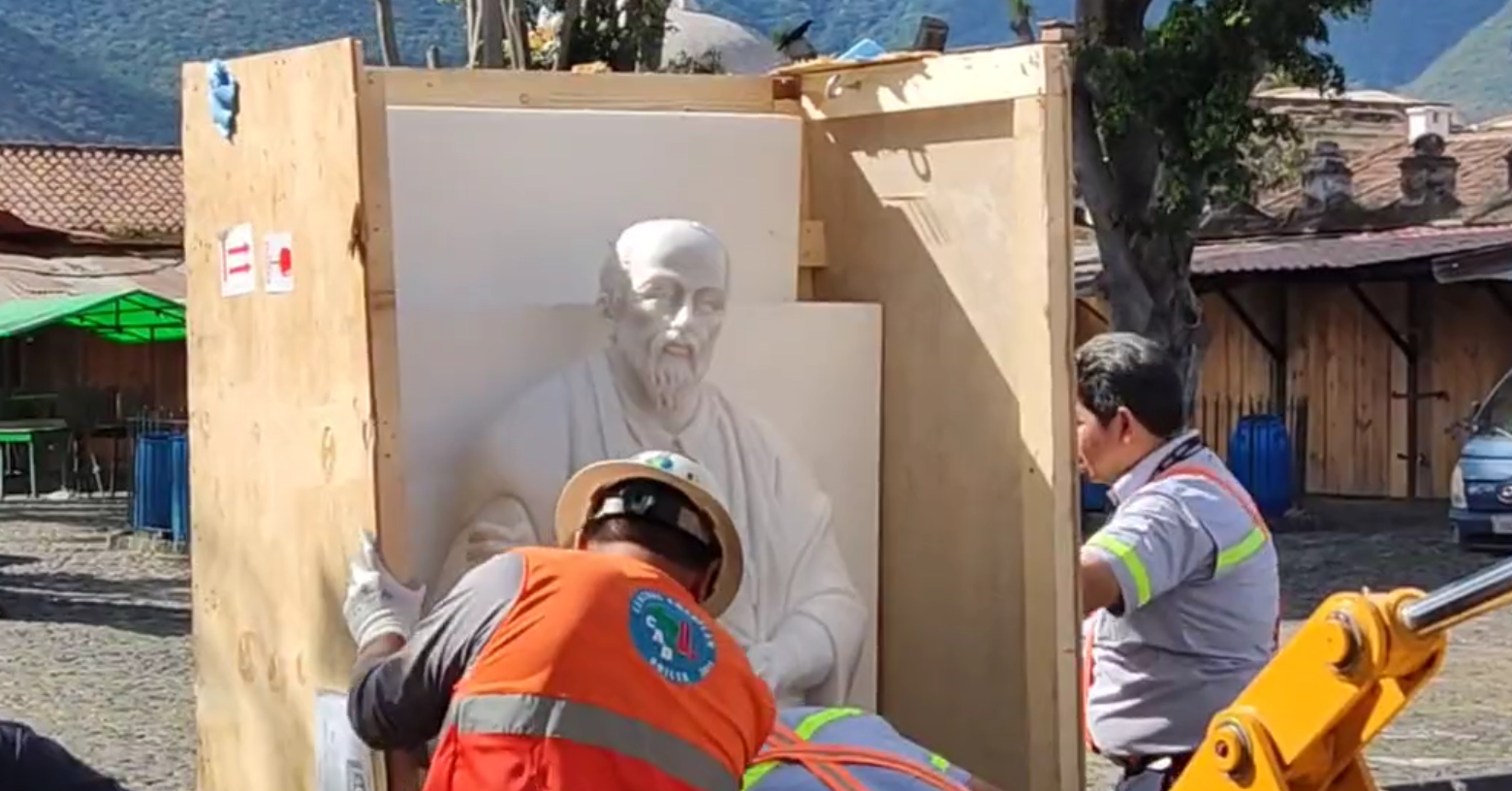 Llega a Antigua Guatemala la escultura del Santo Hermano Pedro