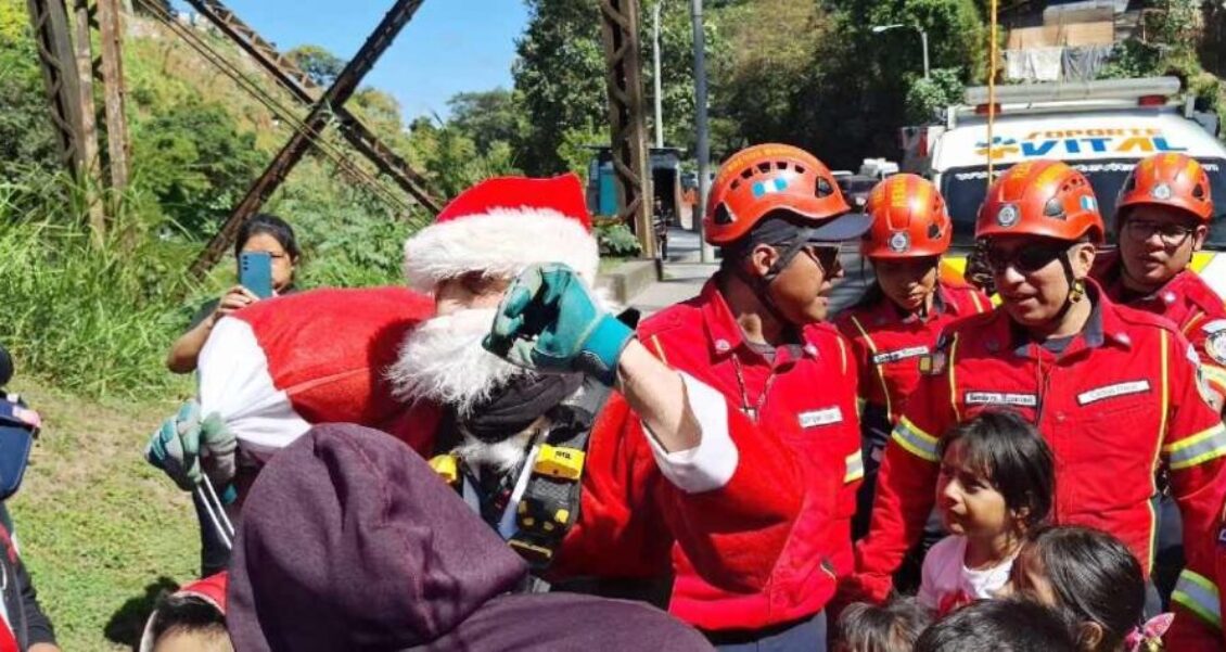 El Santa de Guatemala entrega regalos en su tradicional acrobacia