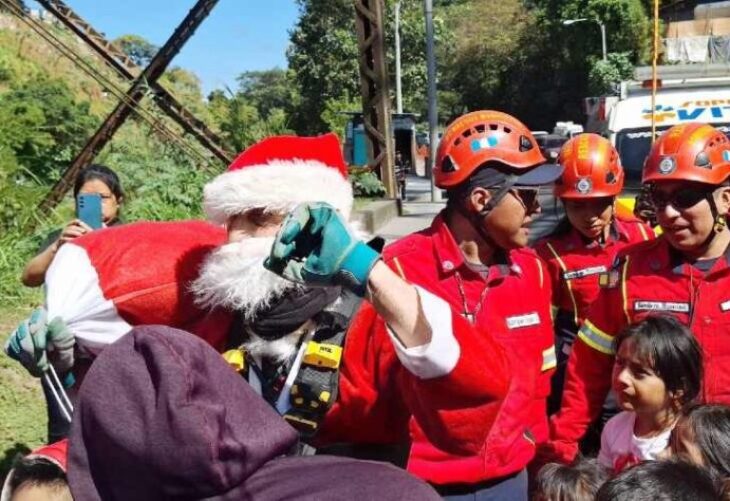 El Santa de Guatemala entrega regalos en su tradicional acrobacia