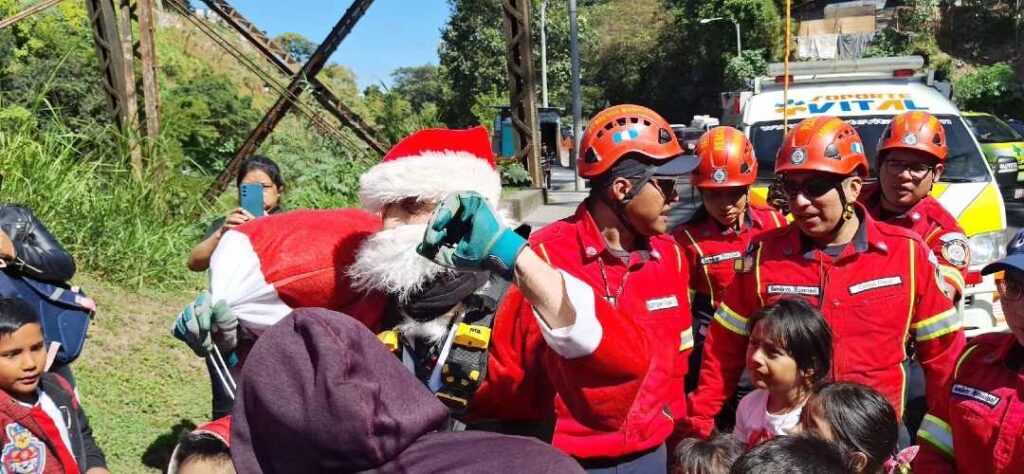El Santa de Guatemala entrega regalos en su tradicional acrobacia
