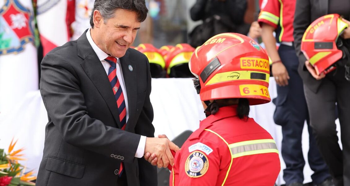 Ricardo Quiñónez lidera la graduación de nuevos bomberos municipales