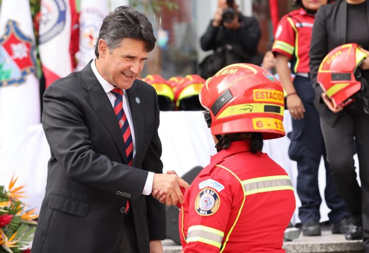 Ricardo Quiñónez lidera la graduación de nuevos bomberos municipales
