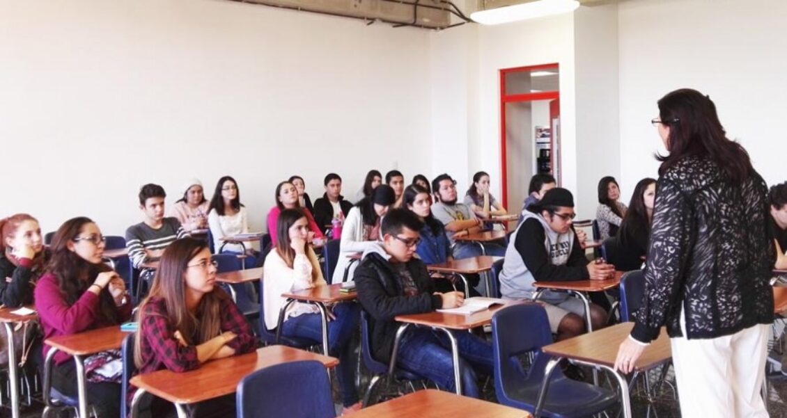 Mineduc ofrece becas de inglés para estudiantes y docentes en 2025