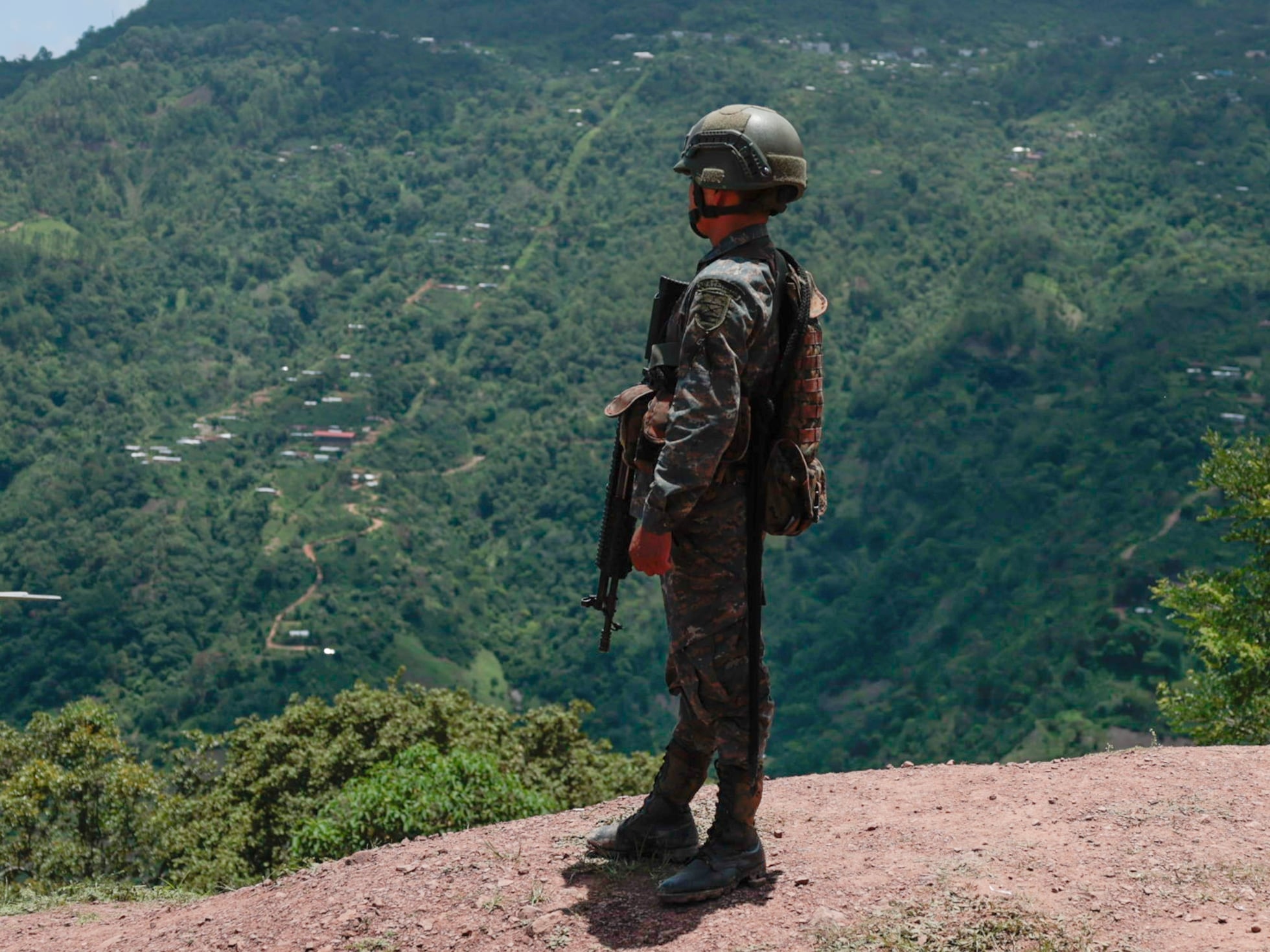 Guatemala: detienen a hombre por portar drones y armas