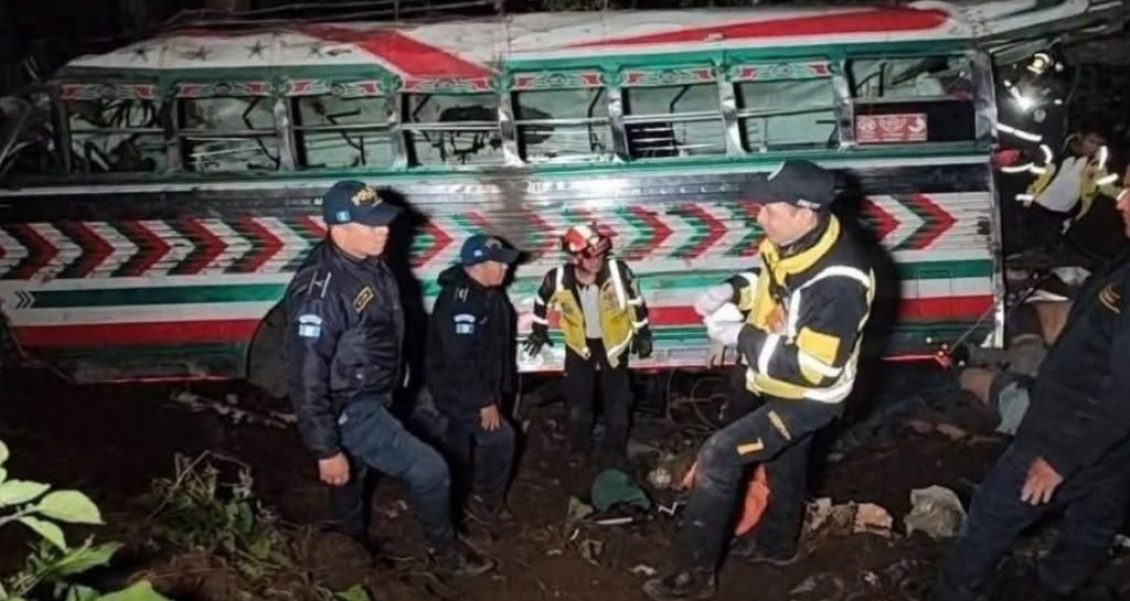 Guatemala: autobús cae a barranco y deja 15 muertos y 19 heridos