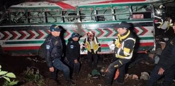 Guatemala: autobús cae a barranco y deja 15 muertos y 19 heridos
