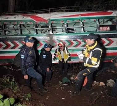 Guatemala: autobús cae a barranco y deja 15 muertos y 19 heridos