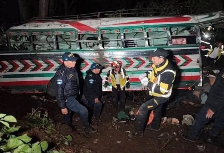 Guatemala: autobús cae a barranco y deja 15 muertos y 19 heridos
