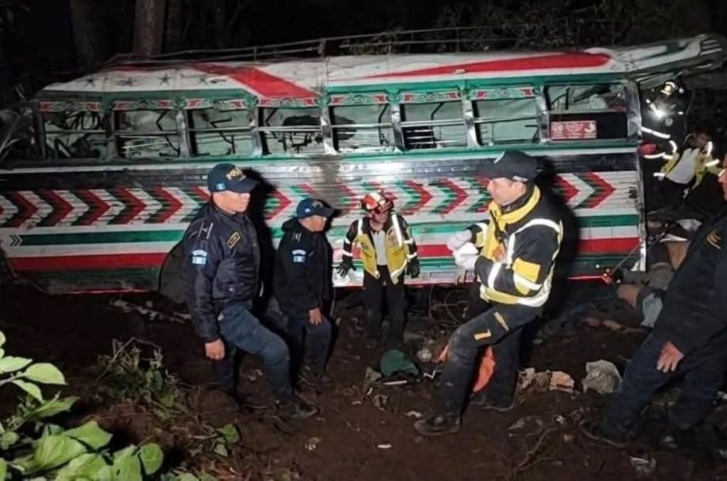 Guatemala: autobús cae a barranco y deja 15 muertos y 19 heridos