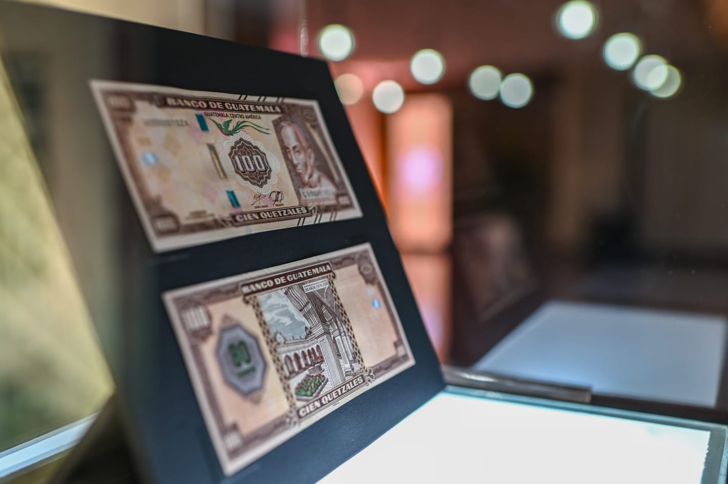 Nuevo billete de Q100 celebra al Banco de Guatemala