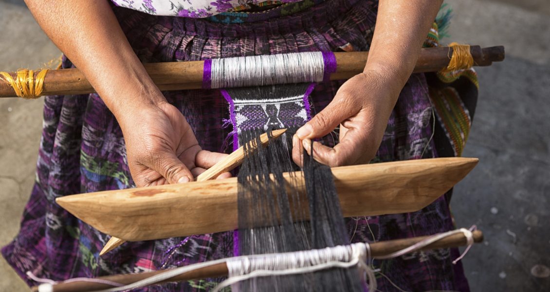 Tejedoras denuncian moda que lucra con identidad maya