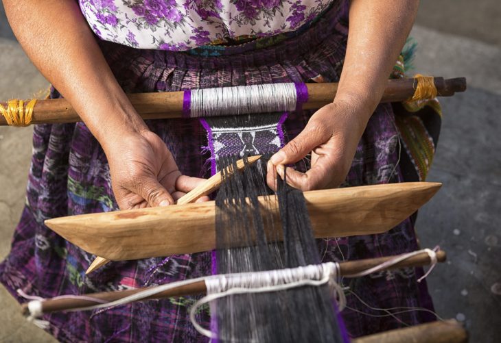 Tejedoras denuncian moda que lucra con identidad maya