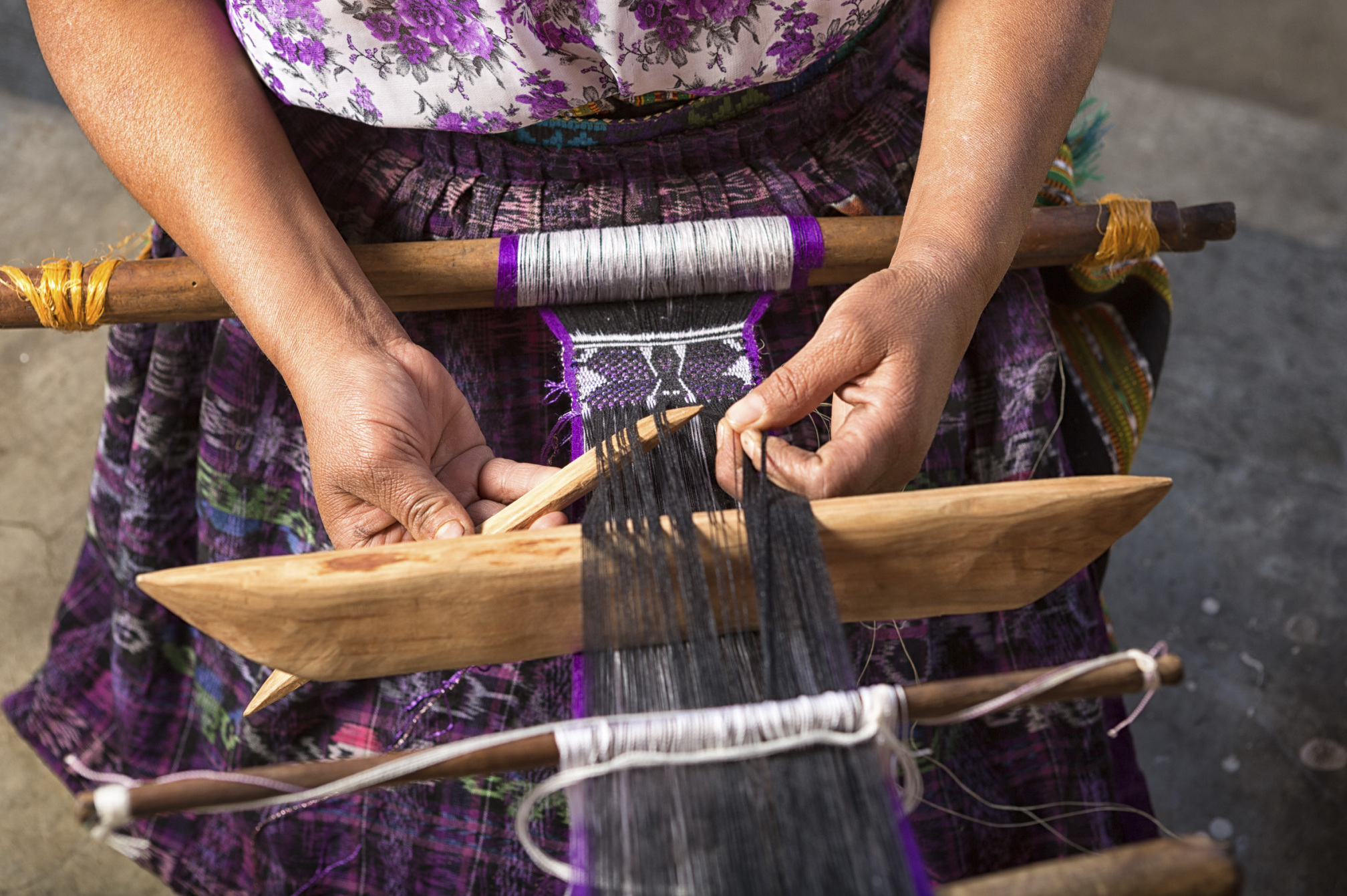 Tejedoras denuncian moda que lucra con identidad maya