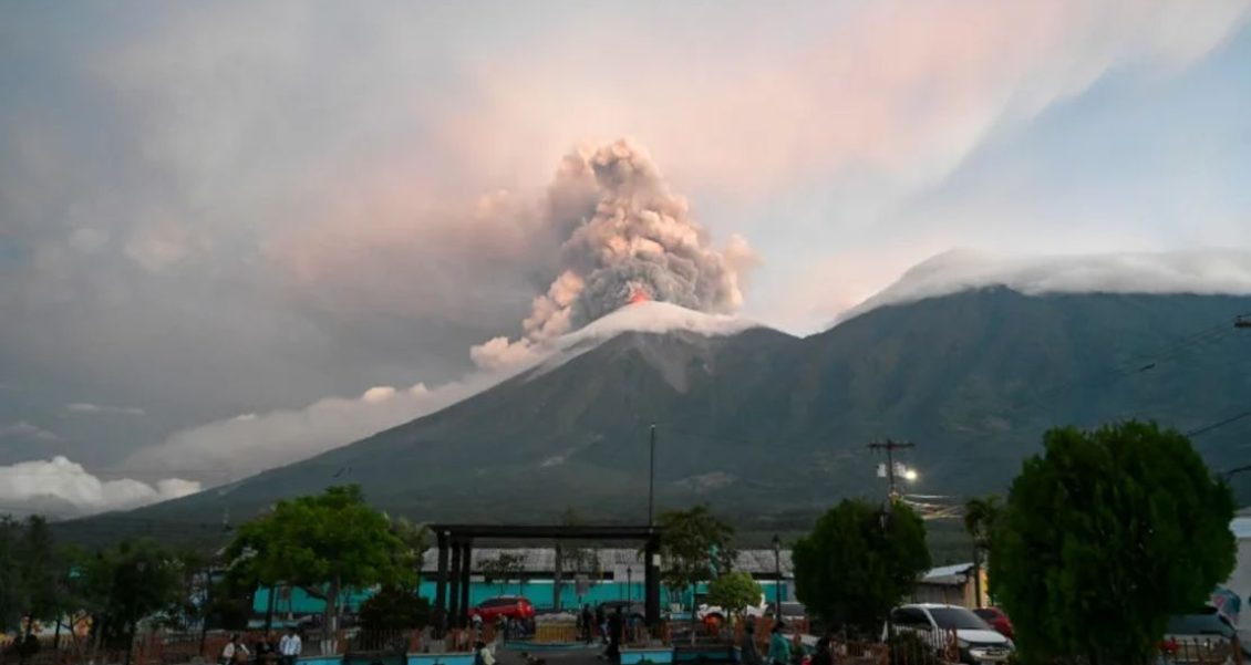 Erupciones en Guatemala y Japón activan las alertas