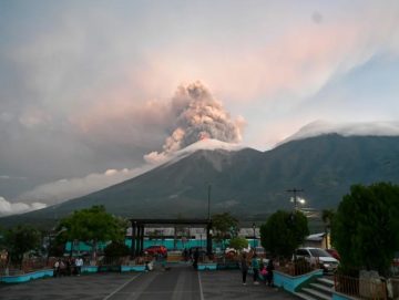 Erupciones en Guatemala y Japón activan las alertas