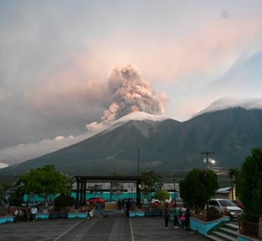 Erupciones en Guatemala y Japón activan las alertas