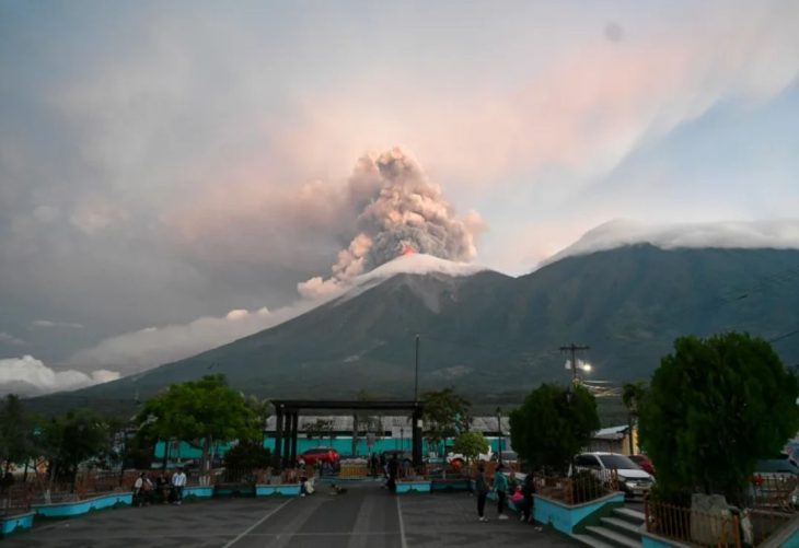 Erupciones en Guatemala y Japón activan las alertas