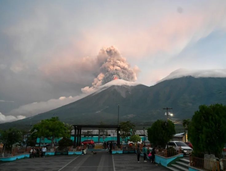 Erupciones en Guatemala y Japón activan las alertas