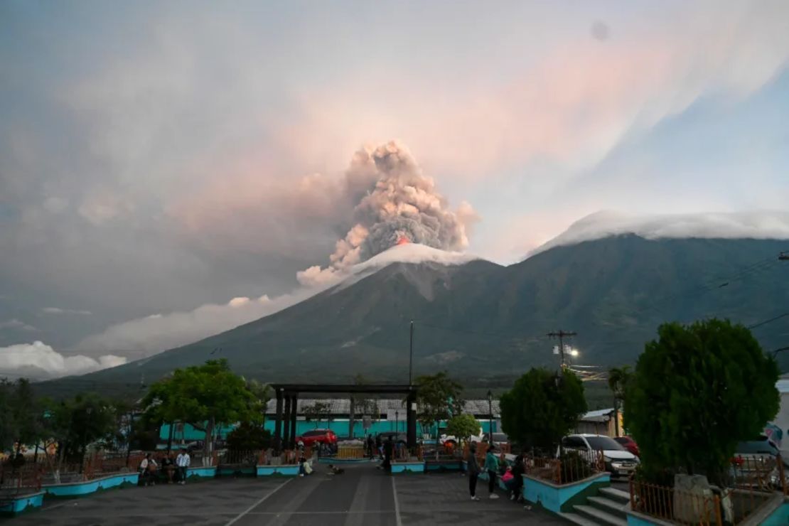 Erupciones en Guatemala y Japón activan las alertas