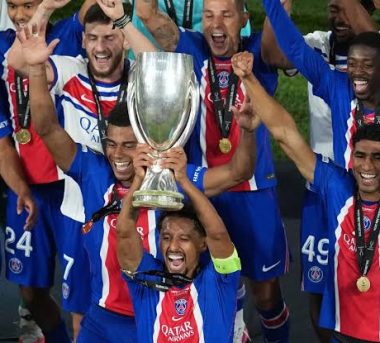 PSG se impone 2-1 al Aston Villa en la Supercopa de Europa